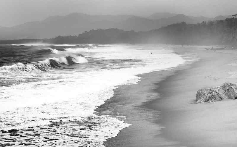波の打ち寄せる砂浜の写真